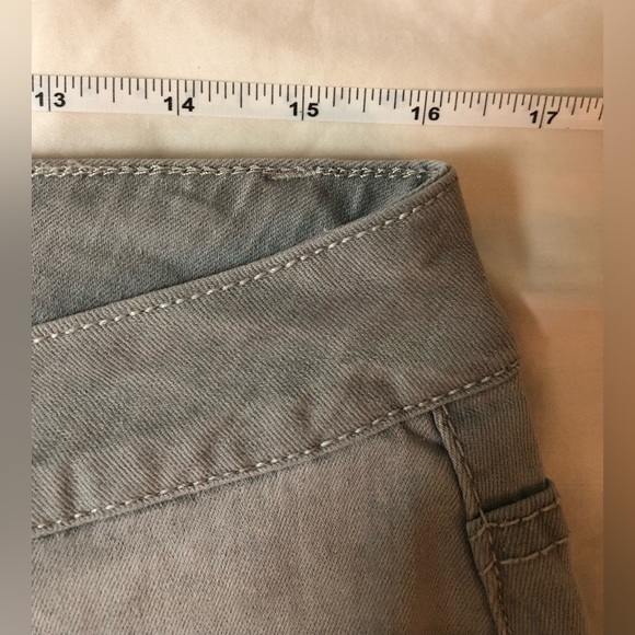 ASHLEY STEWART DISTRESSED CAPRI JEANS SIZE: 14 - Picture 5 of 6